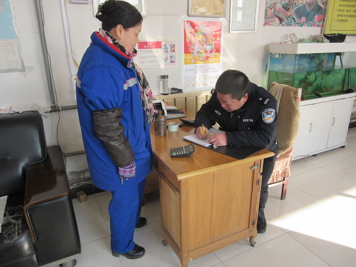 公安分局白塔派出所强化节前加油站安全检查