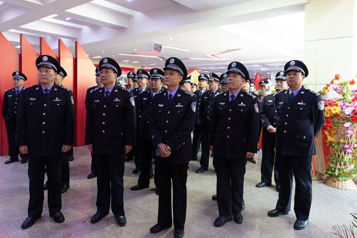 公安分局组织开展"学习焦裕禄廉洁齐家树清风"主题教育暨重温入党誓词