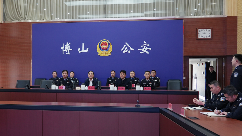 博山区领导朱玉友、刘青走访慰问一线职工